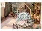 Chambre d'enfant avec papier peint forêt, lit en bois et jouets
