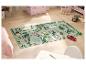 Tapis de jeu avec petites voitures et boîtes de rangement dans une chambre d'enfant.