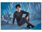 Homme en ensemble de sous-vêtements thermiques gris foncé, assis sur fond bleu.