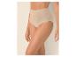 Femme portant une culotte taille haute beige sans couture, vue de côté.
