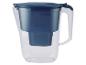 Carafe filtrante bleue avec corps transparent et poignée.