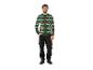 Lachende man in een groene feestelijke trui en zwarte broek.