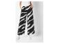 Wijde broek met zebraprint en witte sneakers.