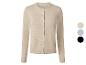 Cardigan femme beige à col rond et boutons, également disponible en bleu et noir.