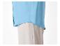 Een lichtblauwe blouse met beige broek.