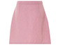 Une jupe rose en tissu lisse.