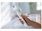 Een hand houdt een Philips Sonicare elektrische tandenborstel vast.