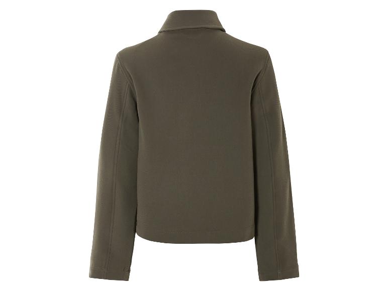 Une veste vert foncé à manches longues.