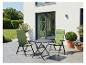 Tuinmeubelset met twee groene stoelen en een grijze tafel op een terras.