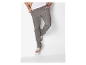 Grijze herenbroek en lichtbeige sneakers.