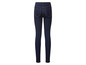Un jean skinny bleu foncé.