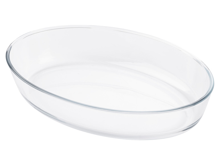 Un plat à four ovale en verre.