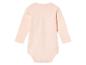 Un body bébé rose à manches longues.