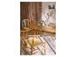 Table à manger en bois avec chaises et décoration florale sur un plateau.