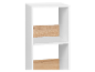 Bibliothèque blanche avec accents en bois.