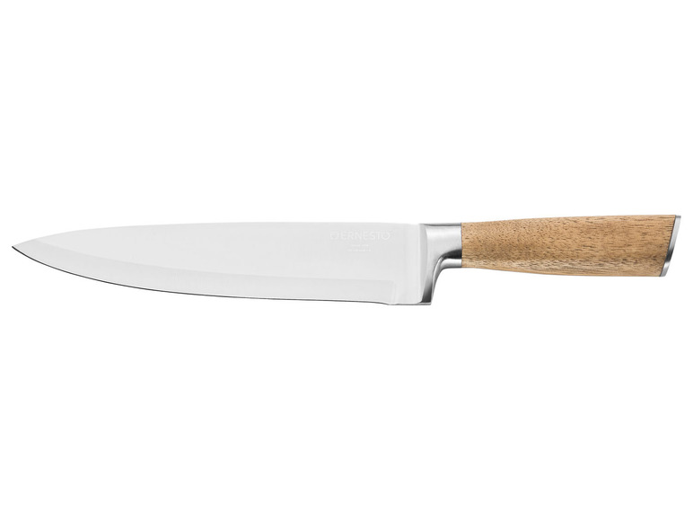 Een koksmes met een houten handvat van het merk Ernesto.