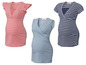 Trois robes de grossesse rayées en rose, bleu et bleu marine.