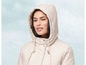 Un imperméable beige à capuche.