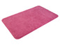 Un tapis de bain rose avec une texture douce.