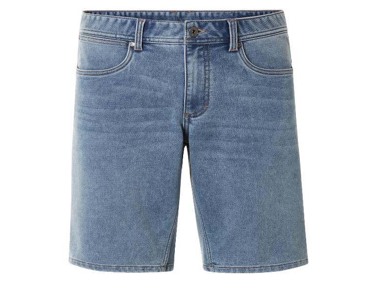 Shorts en jean bleu clair.