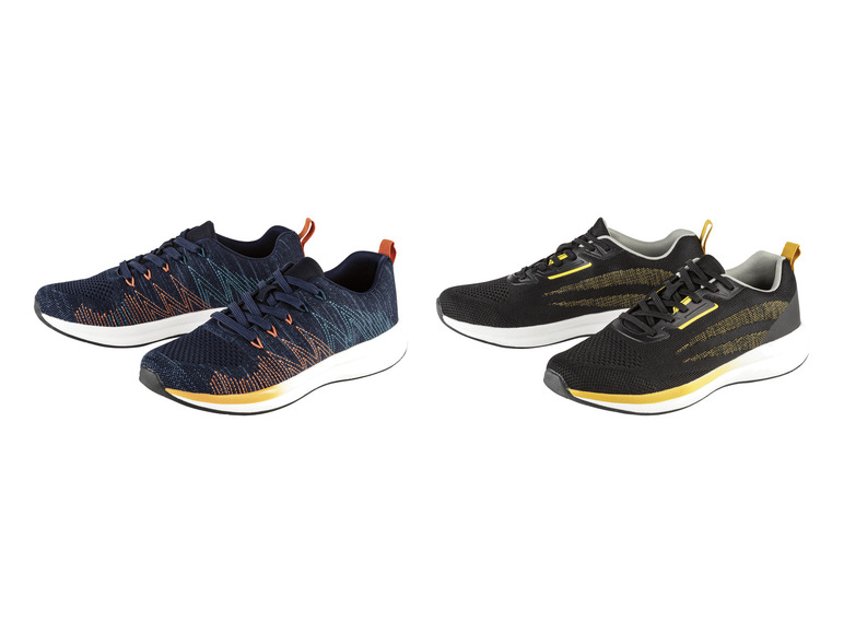 Deux paires de baskets bleues et noires avec des accents jaunes.
