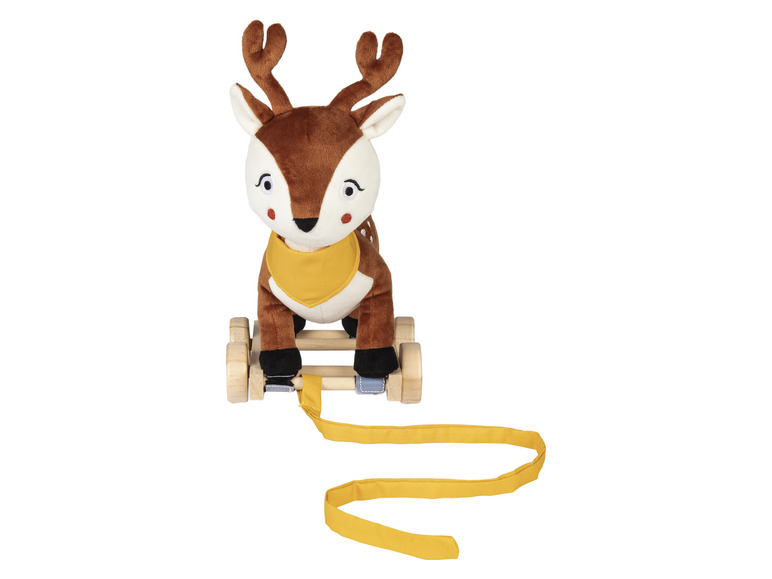Een pluche hert met houten wielen en een gele trekkoord.