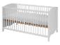 Lit bébé en bois blanc avec matelas.