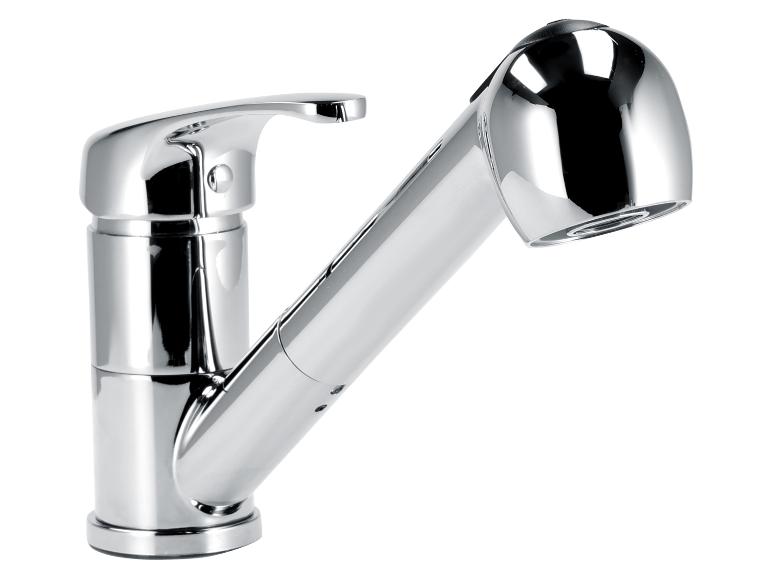 Robinet de cuisine chromé avec douchette extractible.