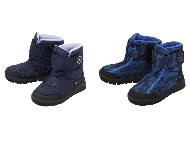 Deux paires de bottes d'hiver pour enfants, une bleu foncé et une camouflage bleu.