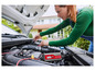 Een vrouw gebruikt een Ultimate Speed ​​acculader om een auto te starten.
