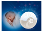 Bébé dormant paisiblement près d'une veilleuse Béaba en forme de lune.