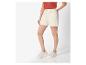 Crème shorts en sneakers voor dames.