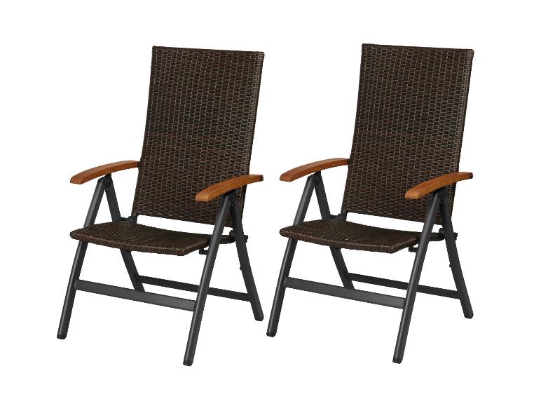 Twee bruine rieten opvouwbare tuinstoelen met houten armleuningen.
