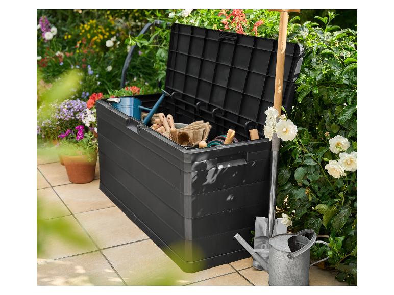 Zwarte Parkside tuinopbergbox gevuld met gereedschap, een gieter en een schep.