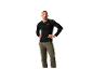Man in zwart shirt met lange mouwen en groene joggingbroek