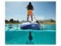 Homme sur planche de SUP motorisée, vue au-dessus et en dessous de l'eau.