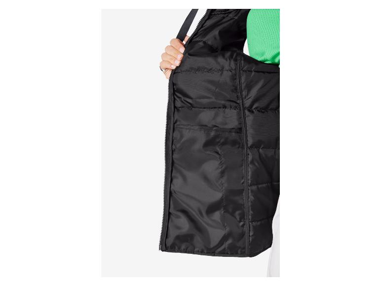 Une veste d'hiver noire avec une fermeture éclair ouverte, montrant la doublure.