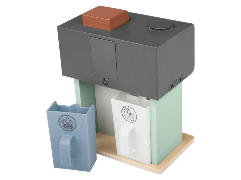 Une cafetière jouet avec des tasses et un récipient à lait.