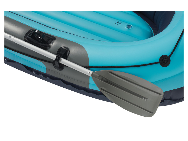 Blauwe opblaasbare boot met peddel