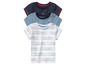 Trois t-shirts pour bébé : un rayé, un bleu et un bleu clair.