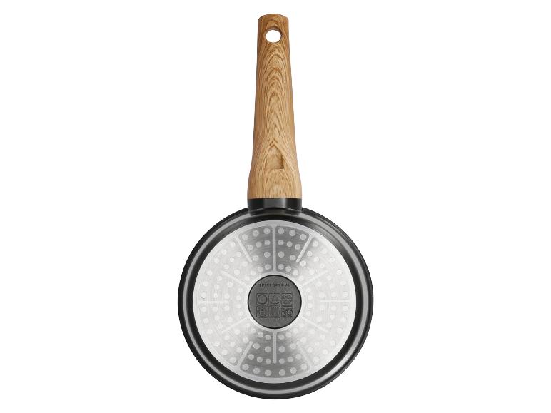Koekenpan met houten handvat, van onderaf gezien, toont de inductiebodem.