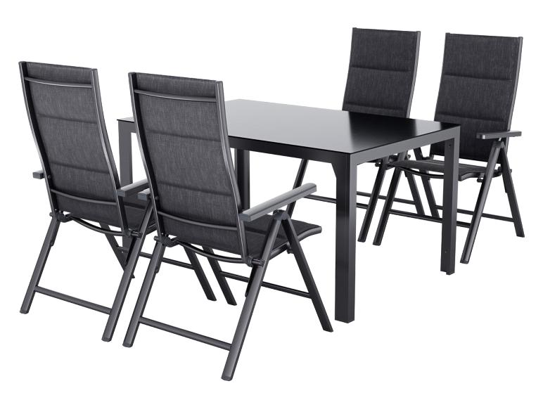 Tuinmeubelset: zwarte tafel en vier opvouwbare stoffen stoelen.