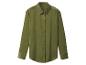 Chemise vert olive à manches longues boutonnée sur fond blanc.