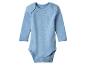 Lichtblauwe romper met lange mouwen en drukknoopjes aan de onderkant.