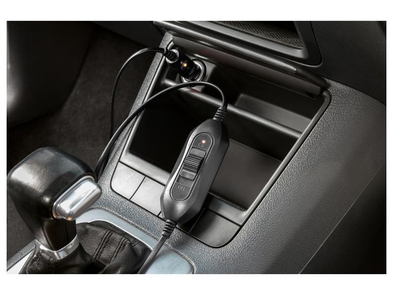 Autolader met temperatuurregelaar aangesloten op de 12V-aansluiting van de auto.