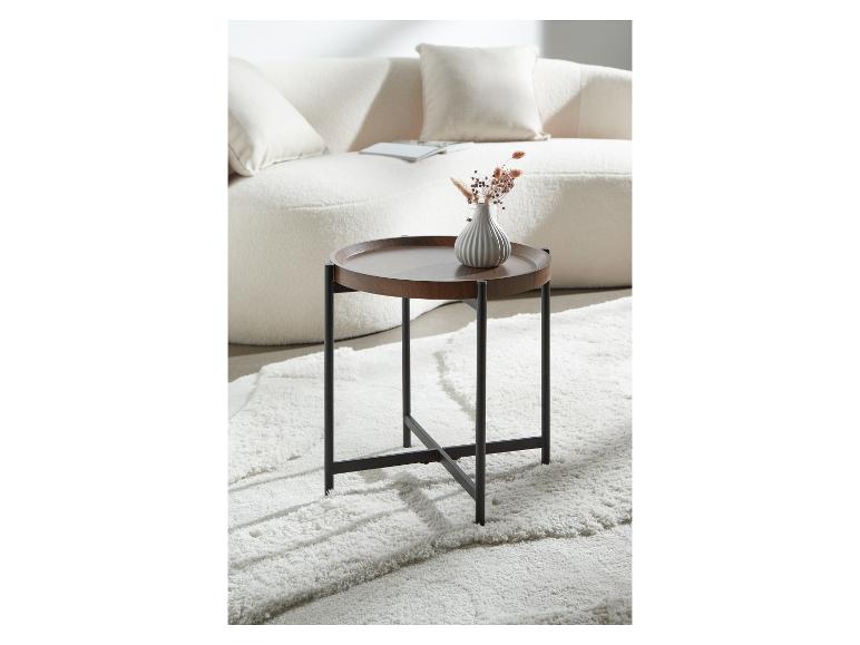 Ronde bijzettafel van donker hout met zwart metalen onderstel, op een wit tapijt.
