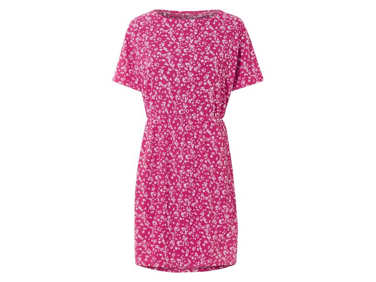 Roze jurk met bloemenprint, zomerse stijl.