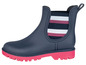 Blauwe regenlaarzen met roze zool en gestreepte achterkant.
