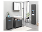 Une salle de bain moderne avec des armoires et un lavabo.