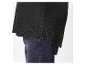 Zwart denim jack over een donkere jeans.